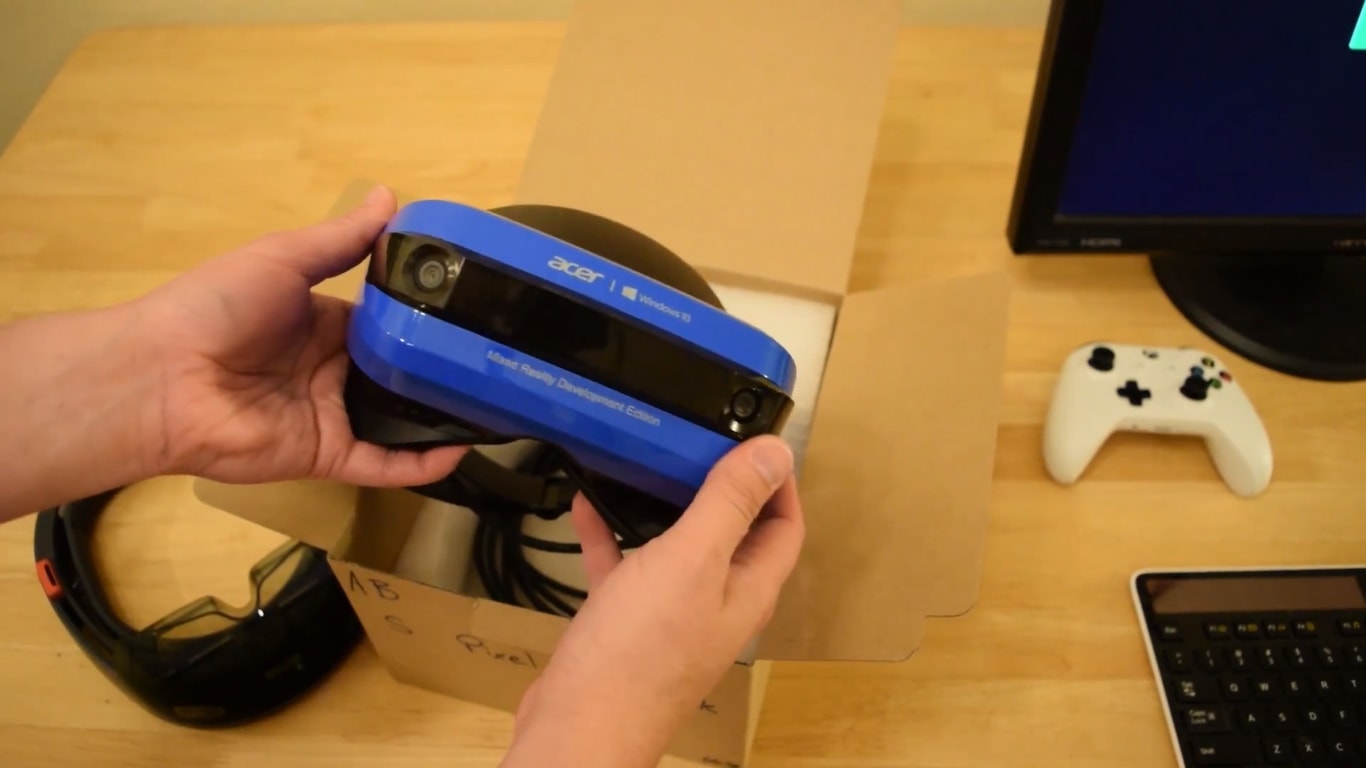 Il visore di Acer per la Mixed Reality di Windows 10 in un video hands-on