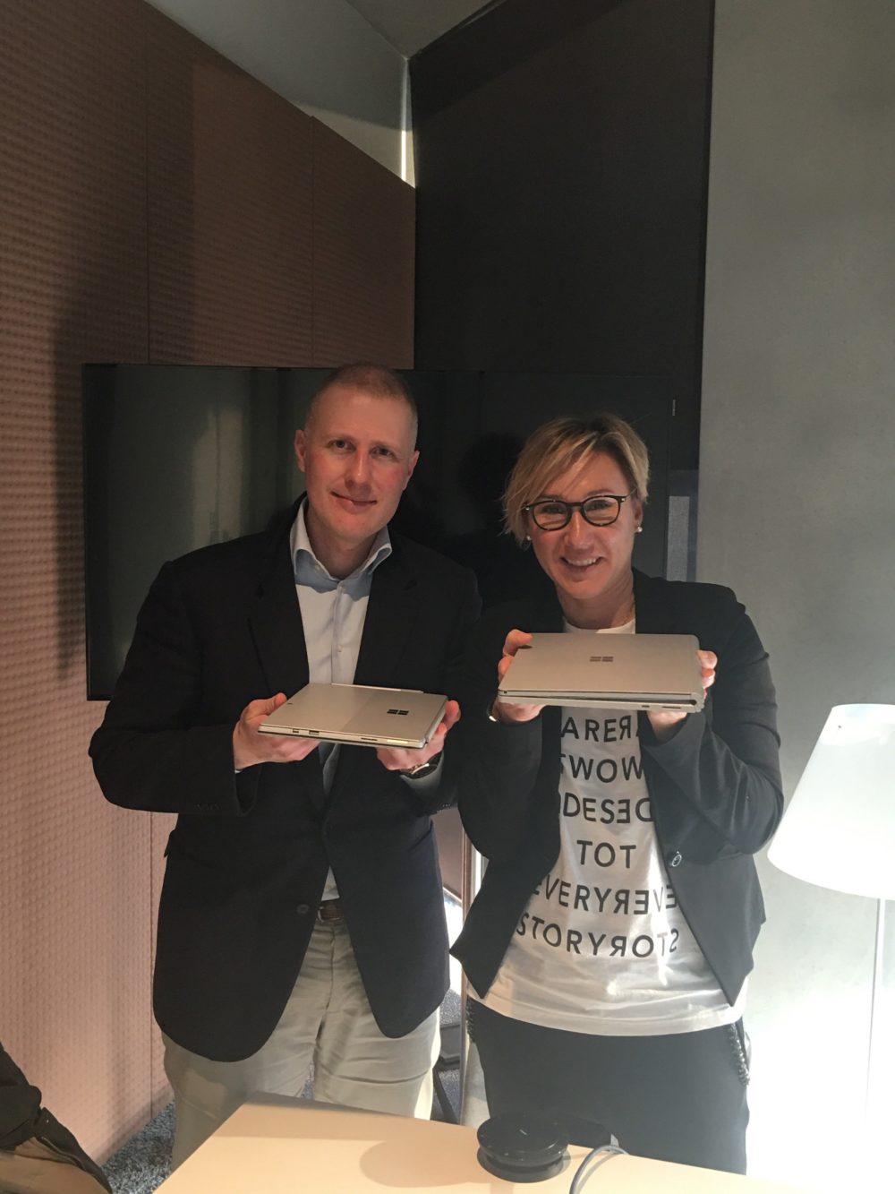 Enrico Rovacchi di Surface Phone Italia con Lorenza Poletto Category Manager Surface Microsoft Italia